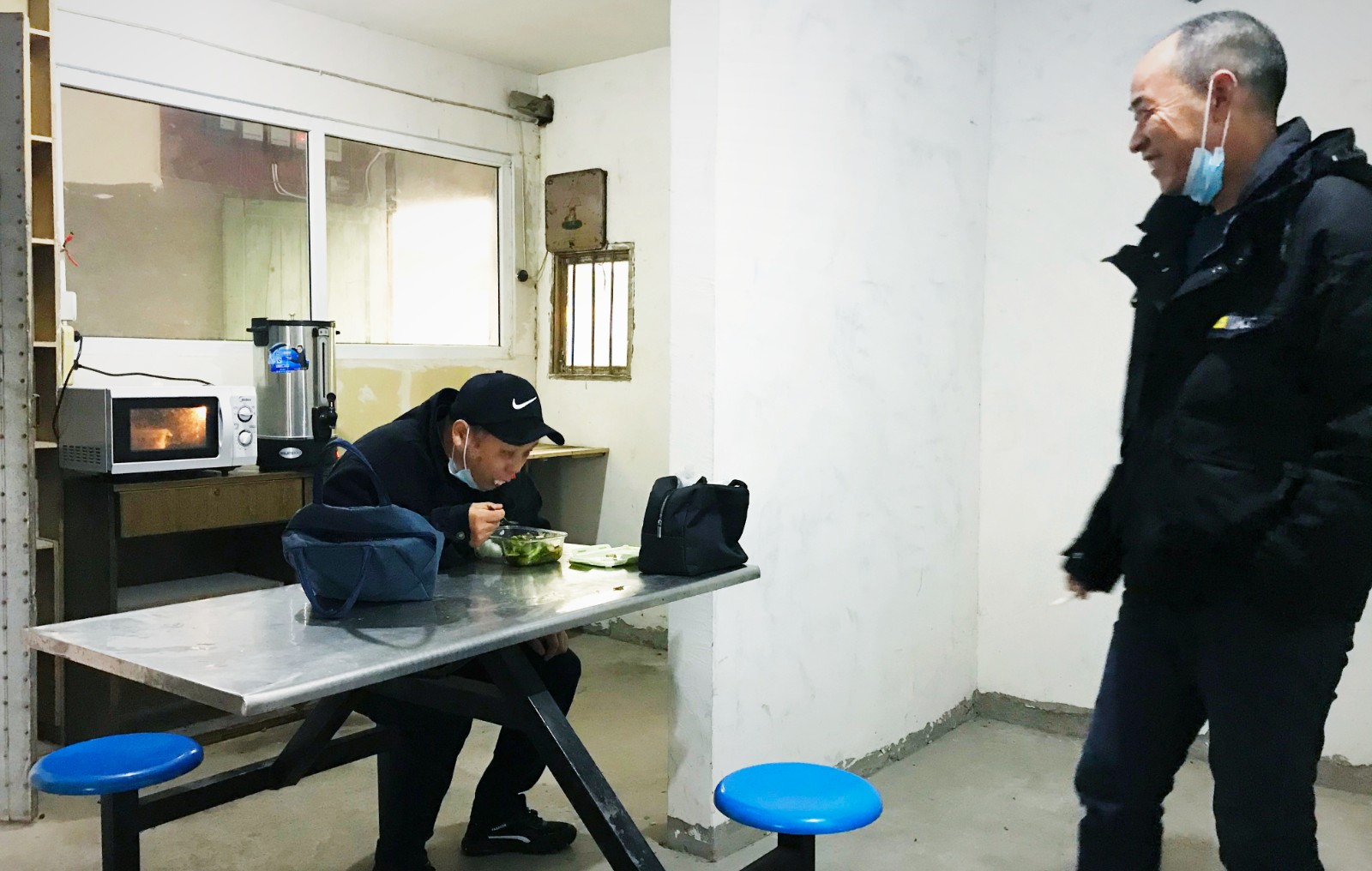 10月份，公司新租建駕駛員休息室之一，駕駛員在休息室內(nèi)愉悅休息與交談.jpg